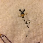 abeja bordada a mano