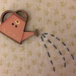 botón de madera pintado a mano