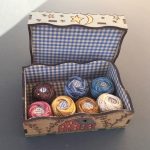 Pilar Tobella botones caja madera