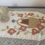 camino de mesa bordado a mano y patchwork