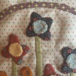 Cesta con flores de patchwork
