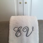 toalla con iniciales bordadas a mano con bastidor