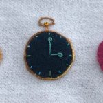 reloj bordado a mano