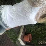 camiseta de encaje con la máquina de coser costura